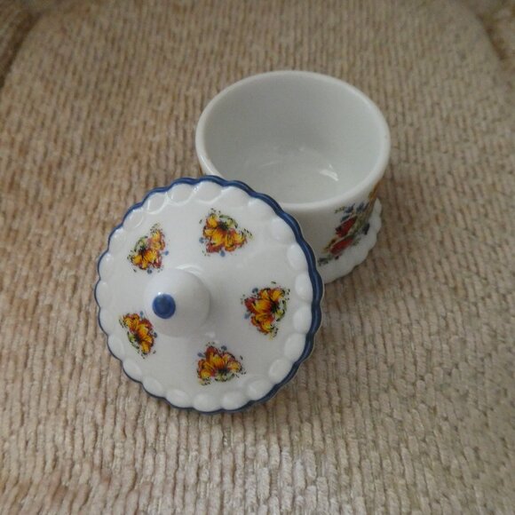 Vintage Reutter Porzellan of Germany Round Lidded Trinket Box - Picture 2 of 7